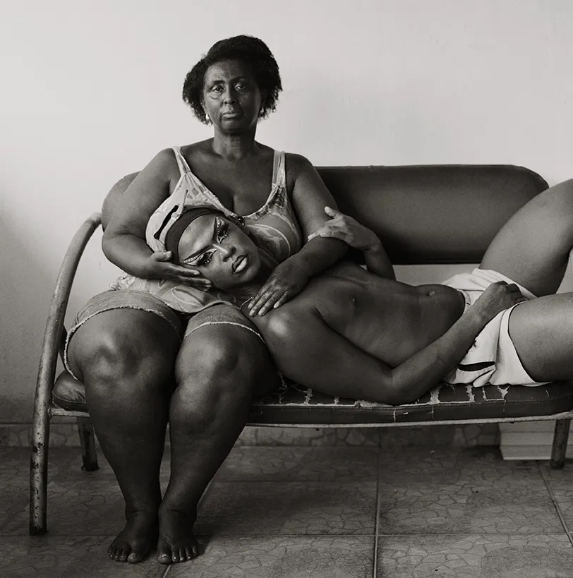 Dos mujeres reposando en un sofá